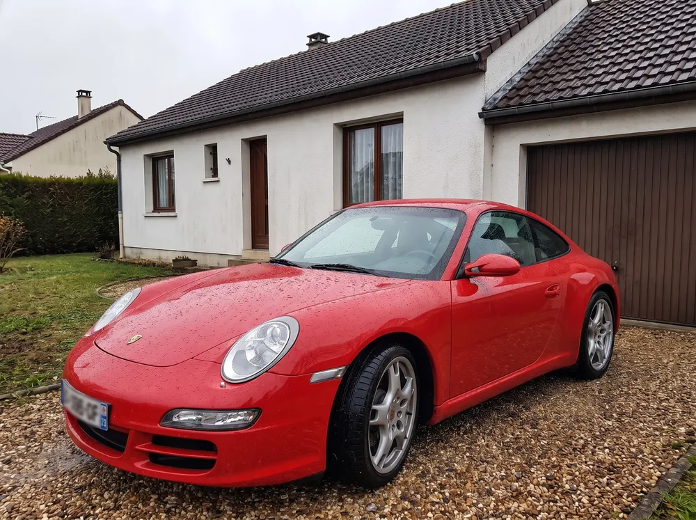 Après : une voiture garée devant une maison