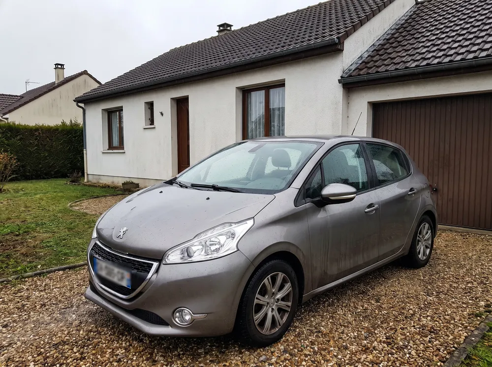 Avant : une voiture garée devant une maison